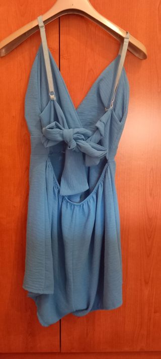 Vestito celeste con sciena scoperta