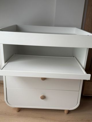Cambiador con cómoda bebé blanco