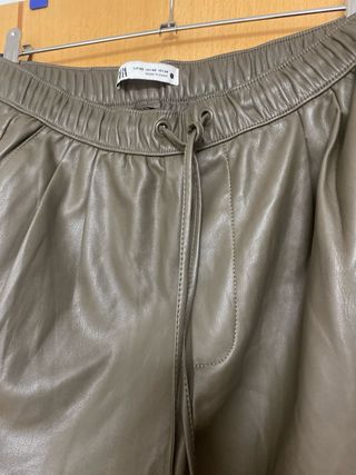 Pantalones polipiel Zara 