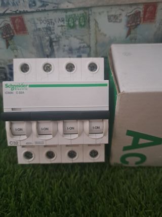 4p 32A Interruptor automático Schneider IC60N C32A