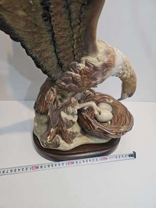 Aquila con nido - Figura in porcellana