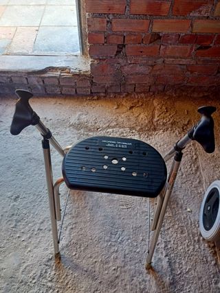 Andador ortopédico con asiento