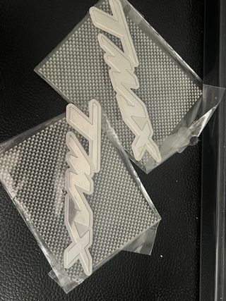 Adesivi T-Max in acciaio e
logo Yamaha i gomma