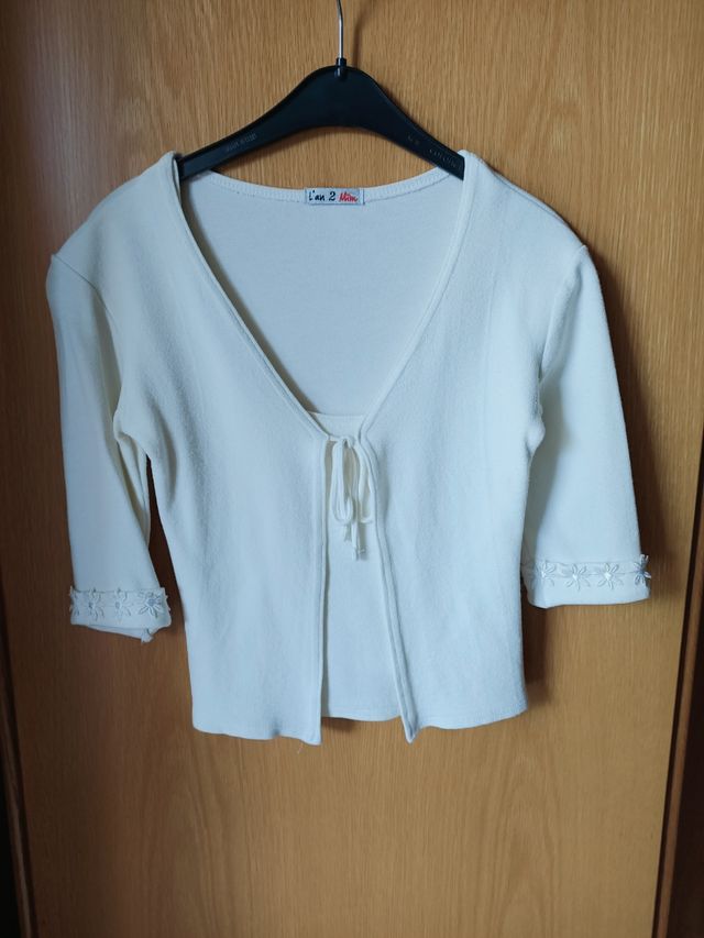 Cardigan corto con top bianco