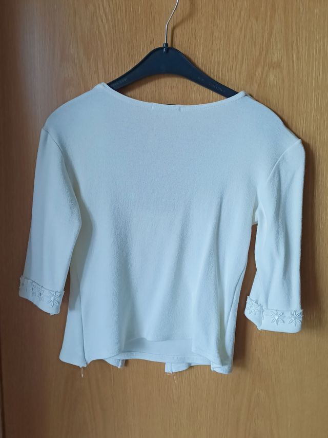 Cardigan corto con top bianco