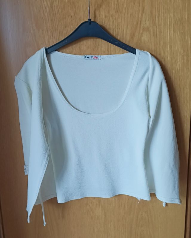 Cardigan corto con top bianco