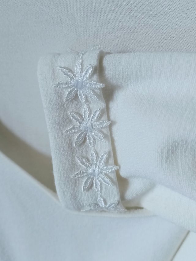 Cardigan corto con top bianco