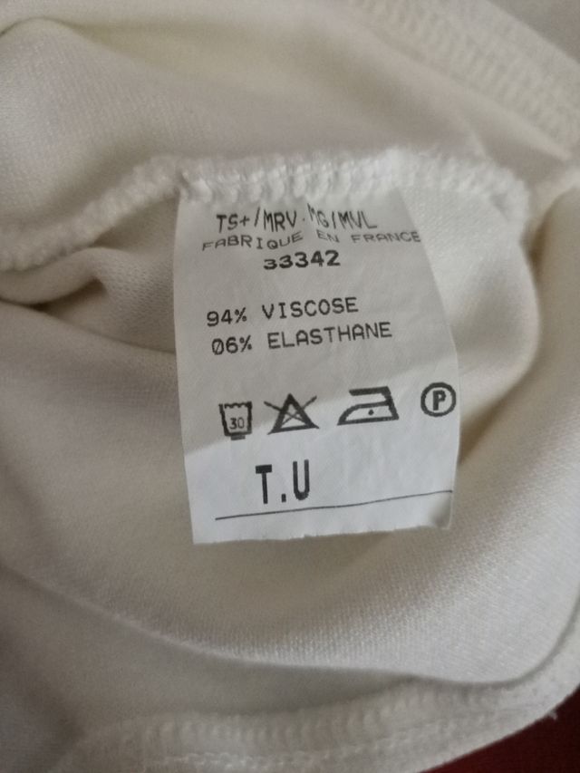 Cardigan corto con top bianco