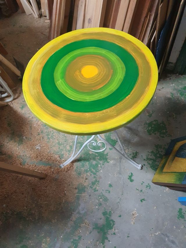 Mesa redonda pintada a mano