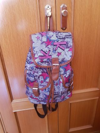 Mochila marrón y rosa