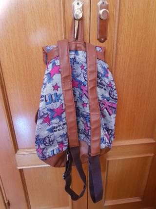 Mochila marrón y rosa