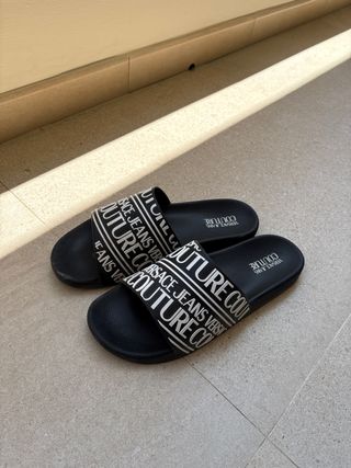 Chanclas Versace Couture negras