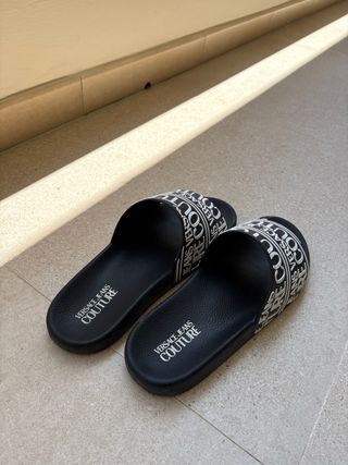 Chanclas Versace Couture negras
