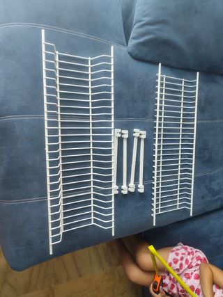 2 Soportes blancos1 para platos y otro para vasos.