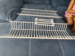 2 Soportes blancos1 para platos y otro para vasos.