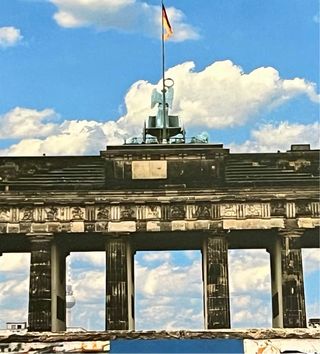 CARTOLINA BERLINO CON PEZZO DEL MURO