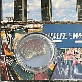 CARTOLINA BERLINO CON PEZZO DEL MURO