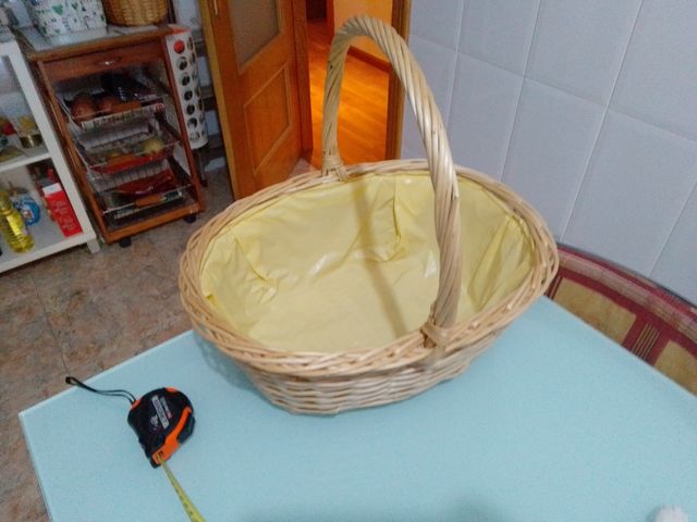 Cesta mimbre beige.Entrega en mano.