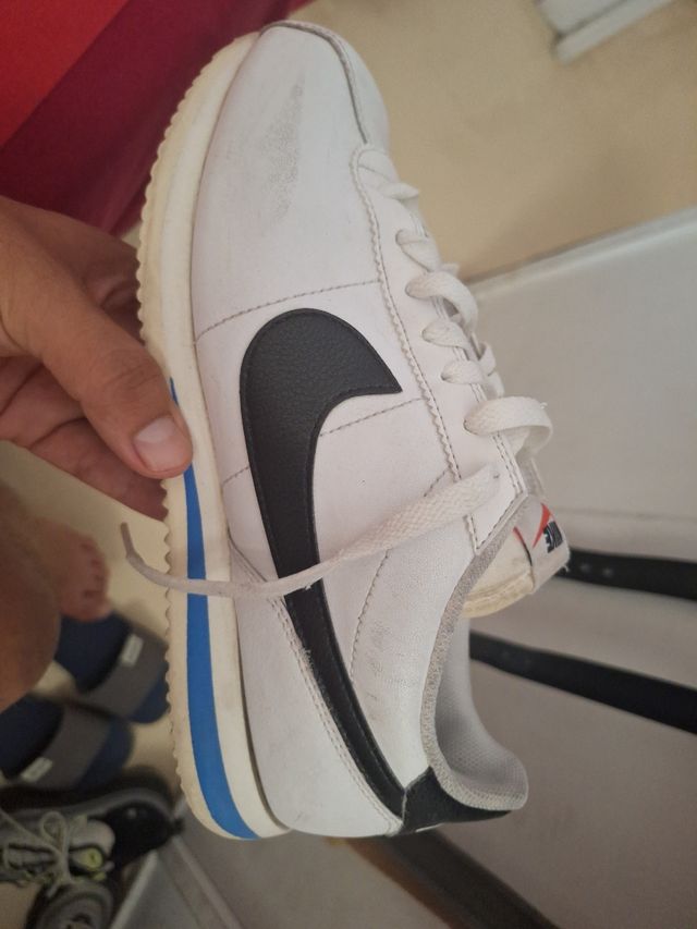 Zapatillas Nike blancas y negras