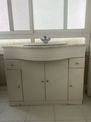 Mueble baño blanco con espejo y aplique de luz