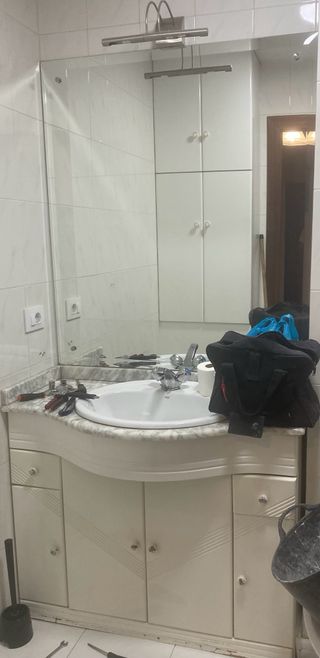 Mueble baño blanco con espejo y aplique de luz