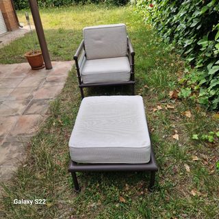 Sillón KETTAL + reposapiésSon dos parejas.2+2