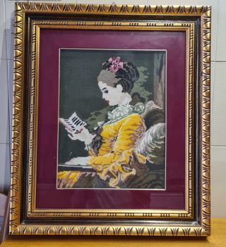 Quadro ricamato - Donna che legge