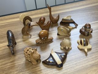 13 Animaletti legno intagliati a mano