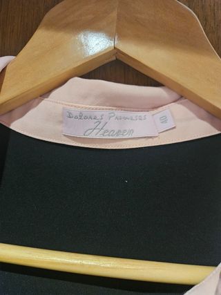 Vestido negro con detalles rosa