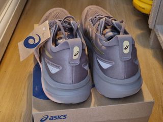 Brutales....Zapatillas Asics Kayano 31 Beige