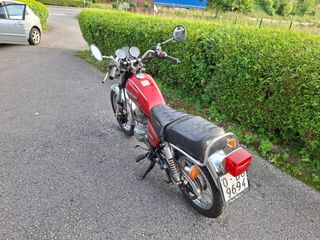 Moto Suzuki roja clásica
Año 1996