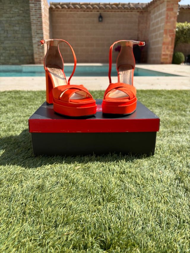 Sandali a tacco arancione con piattaforma