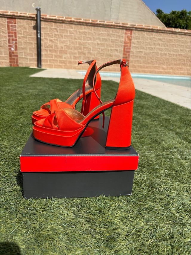 Sandali a tacco arancione con piattaforma