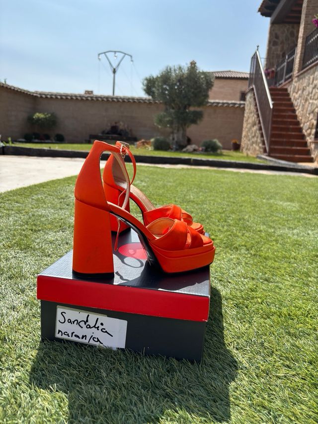 Sandali a tacco arancione con piattaforma