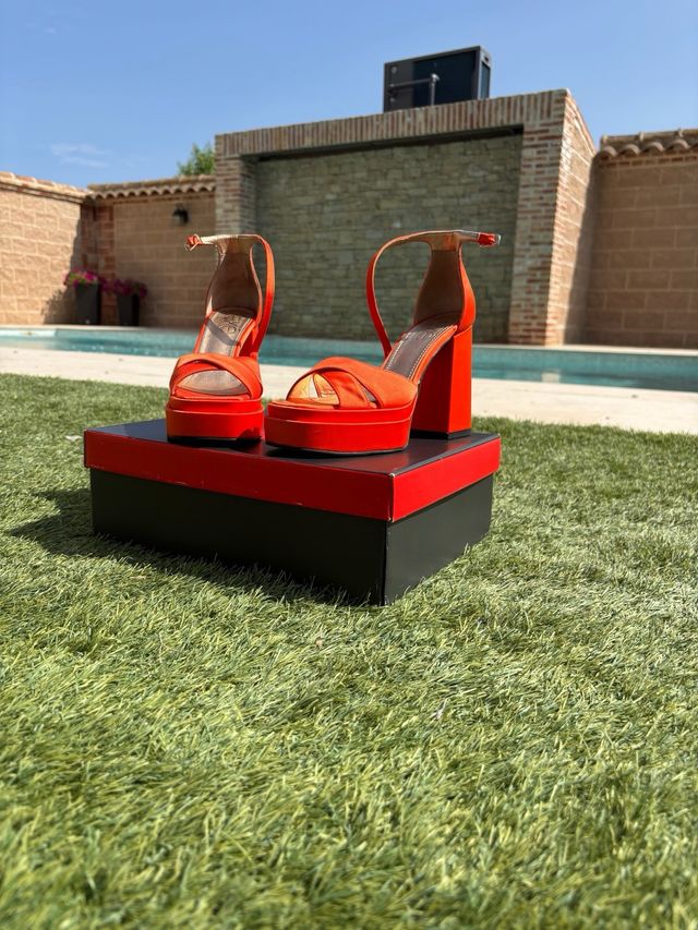 Sandali a tacco arancione con piattaforma