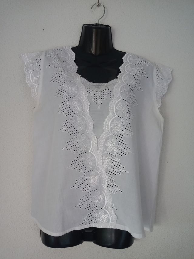 Conjunto falda y blusa fresco y femenino.