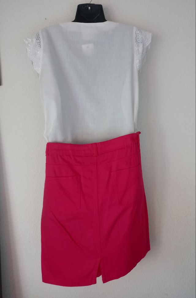Conjunto falda y blusa fresco y femenino.