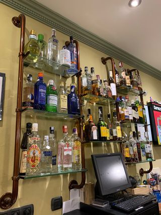 Estantería bar + 3 vitrinas botellas