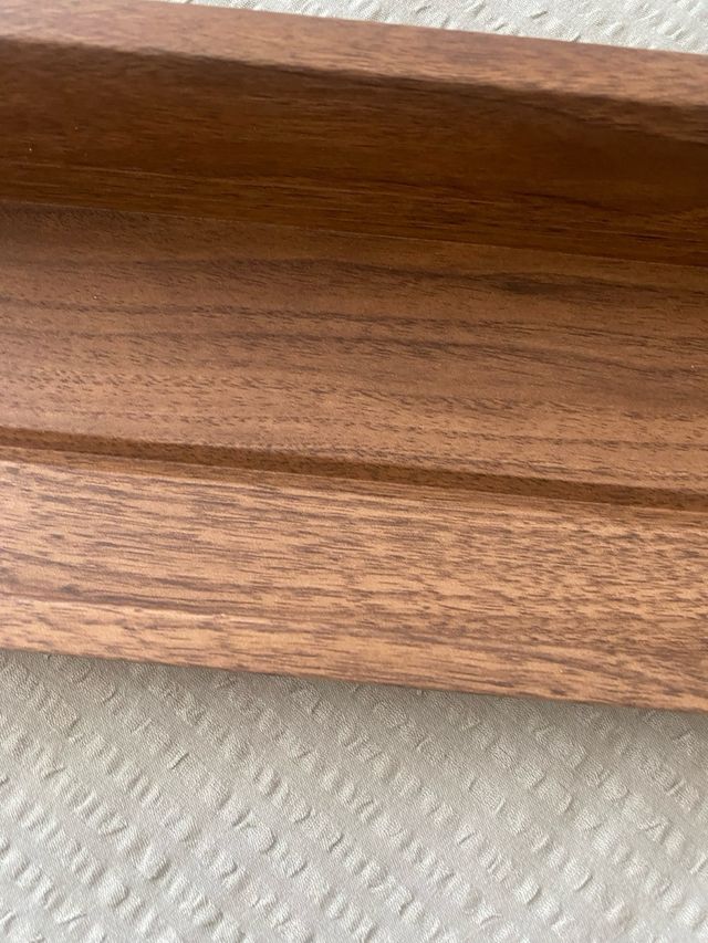 Repisa de madera marrón