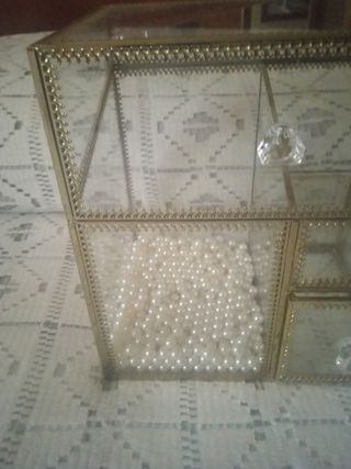 Caja joyero dorada con perlas