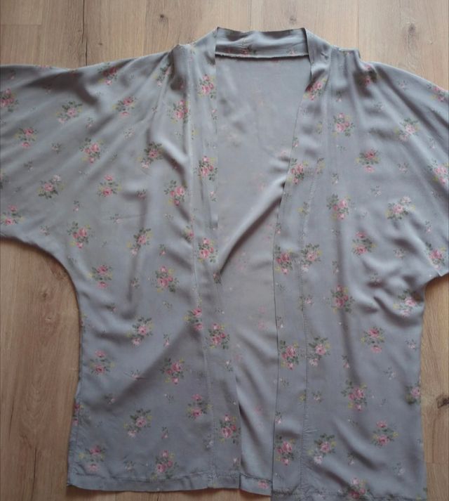 Kimono gris estampado flores