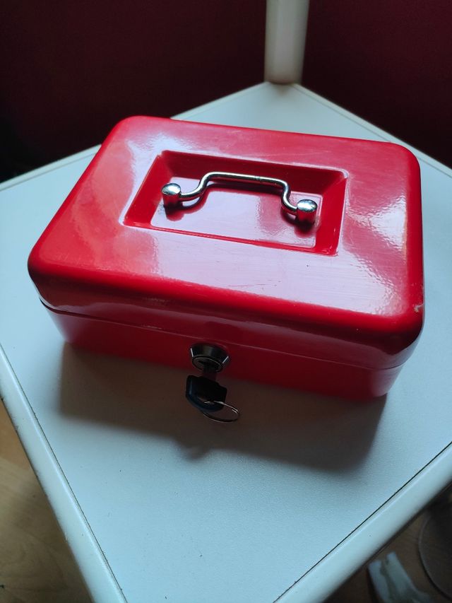 Caja fuerte roja metalica