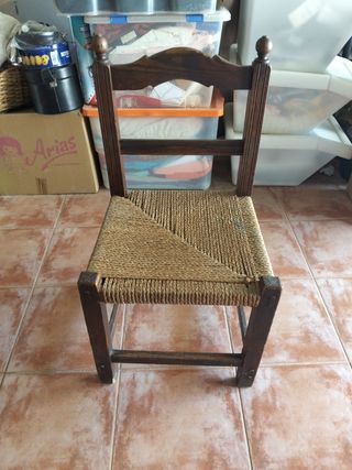 Silla antigua de madera y mimbre