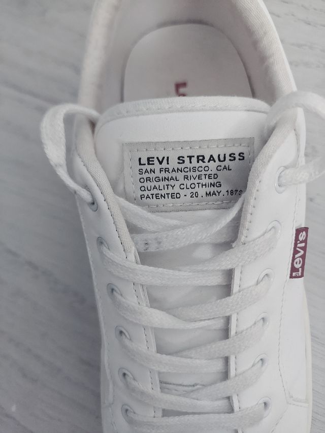 Zapatillas Levi's blancas