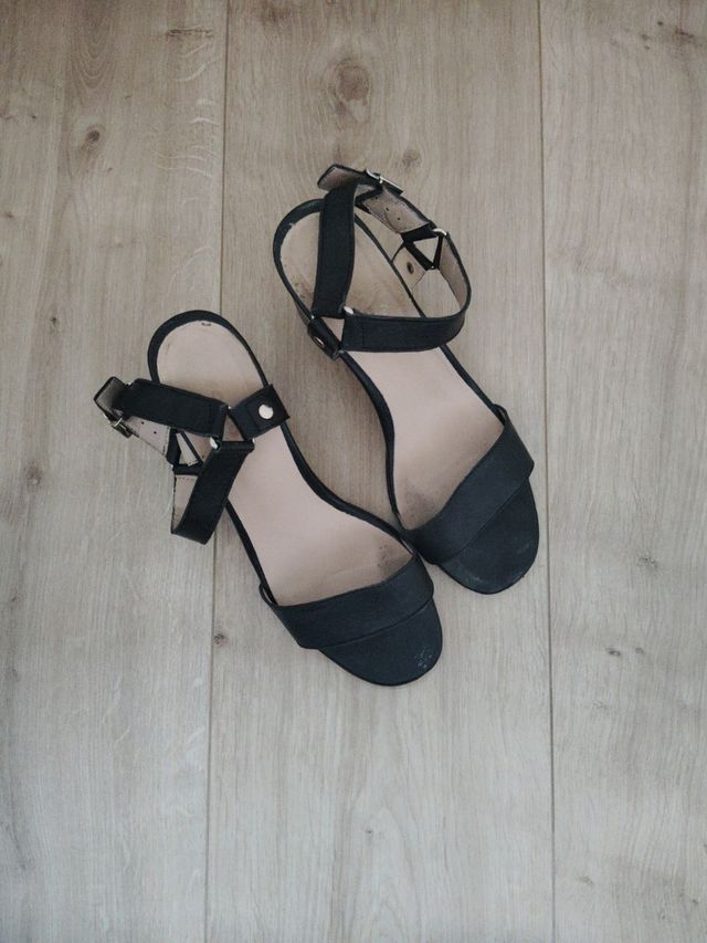 Sandalias negras tacón grueso