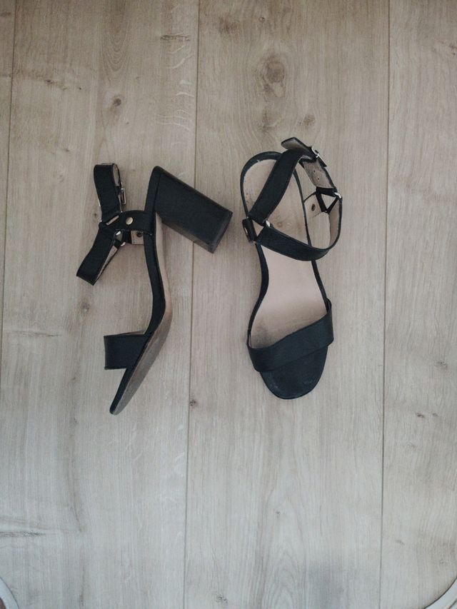 Sandalias negras tacón grueso