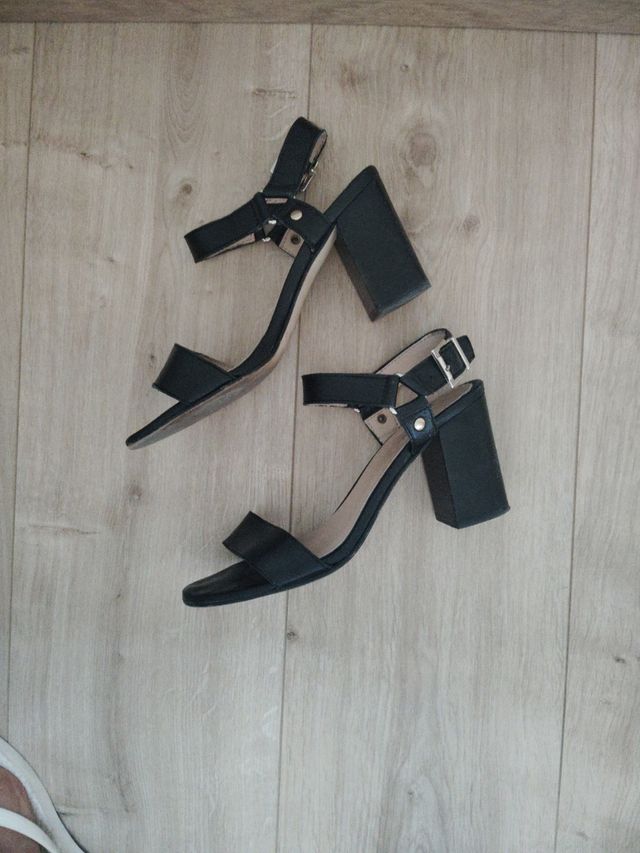 Sandalias negras tacón grueso