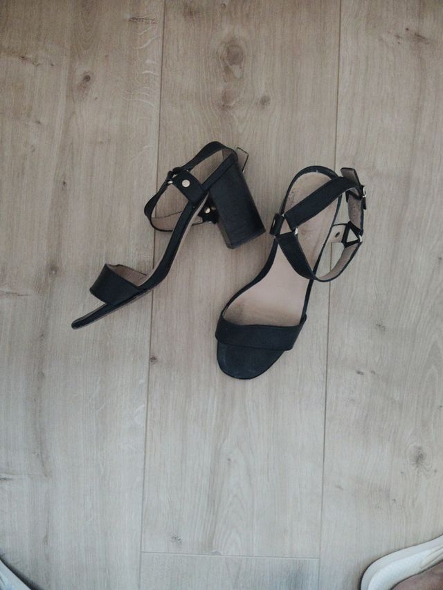 Sandalias negras tacón grueso