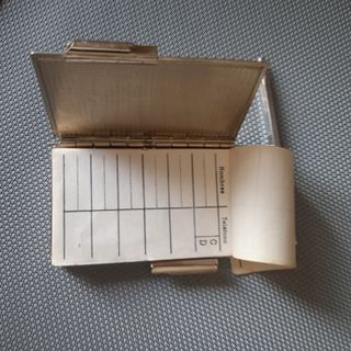 Agenda antigua con bolígrafo