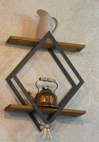 Estante geométrico de madera y metal